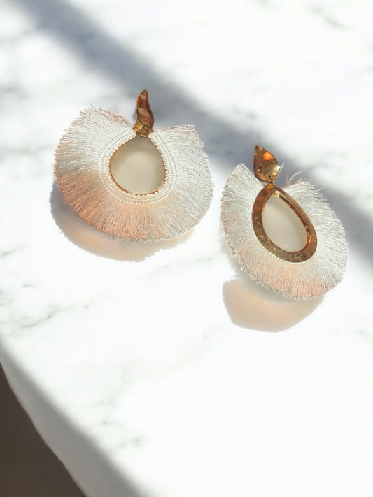 Aretes grandes color blanco con dorado