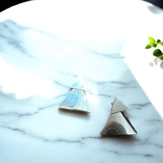 Aretes triángulo color plateado