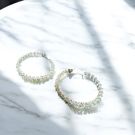 Aretes tipo arracadas en color plateado