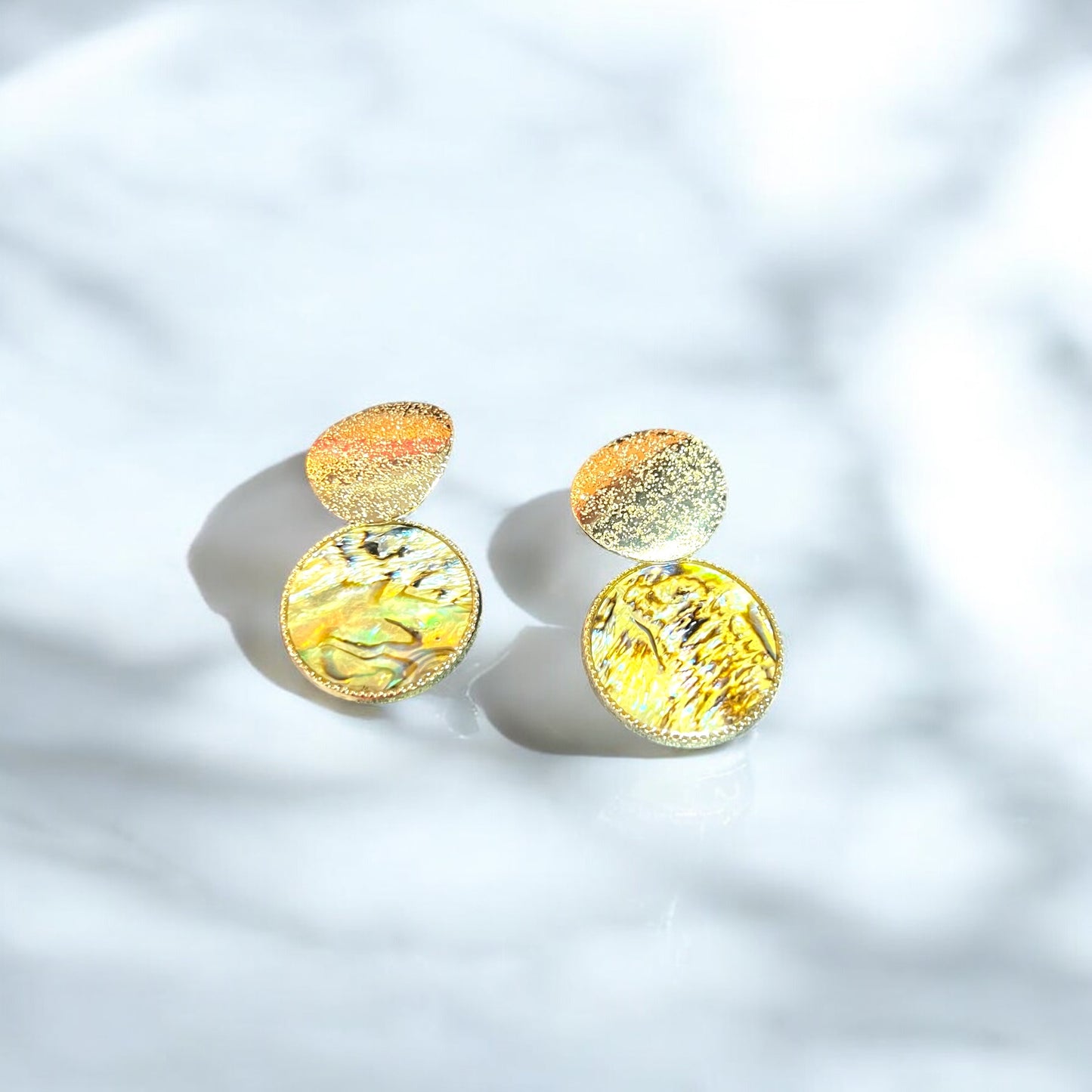 Aretes circulo dorado con tonos en café