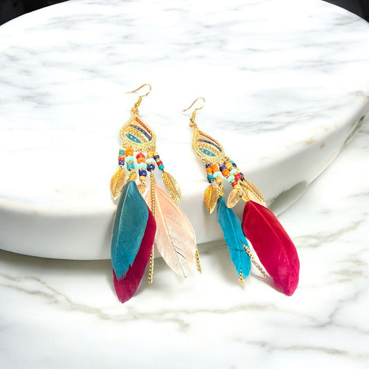 Aretes largos con plumas