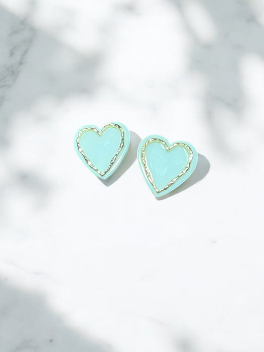 Aretes corazon blanco con detalle dorado