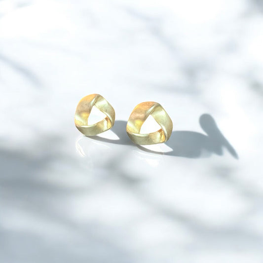 Aretes triángulo torcido dorados