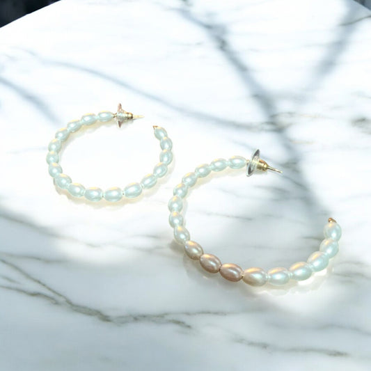 Aretes tipo arracadas tipo perlas en color blanco