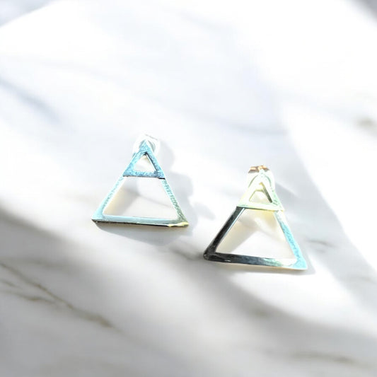 Aretes triángulo en color plateado