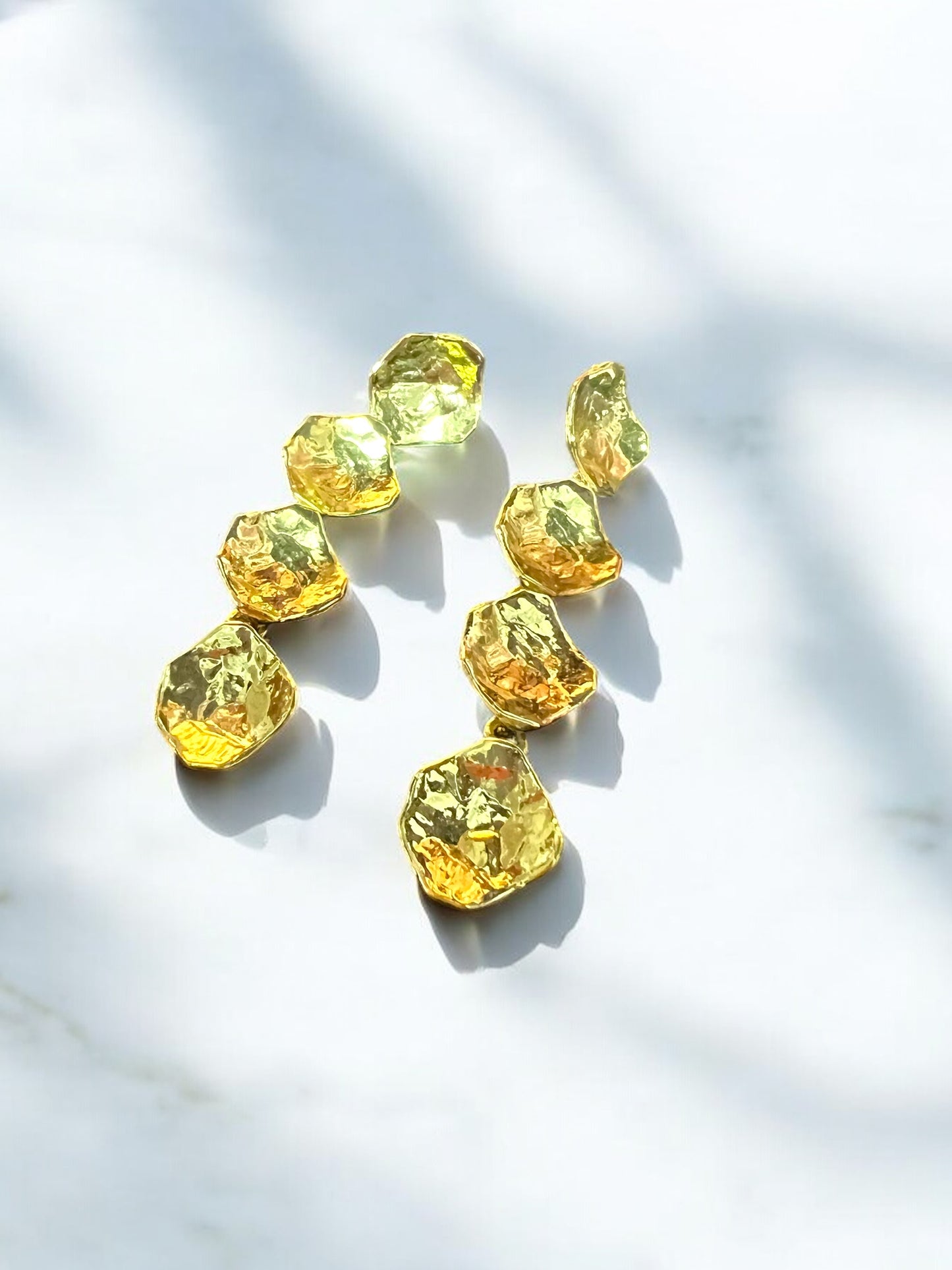 Aretes largos color dorado