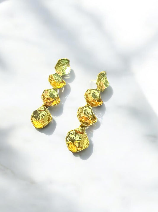 Aretes largos color dorado