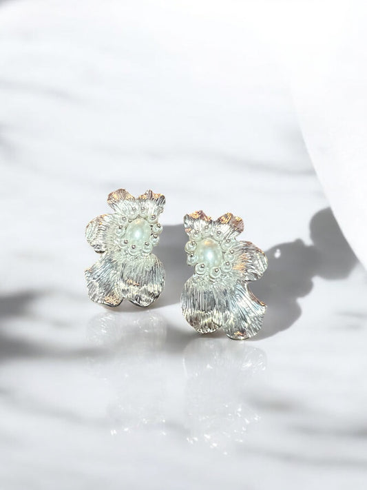Aretes media flor en color plateado