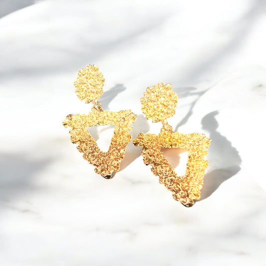 Aretes largos forma de triángulo en color dorado