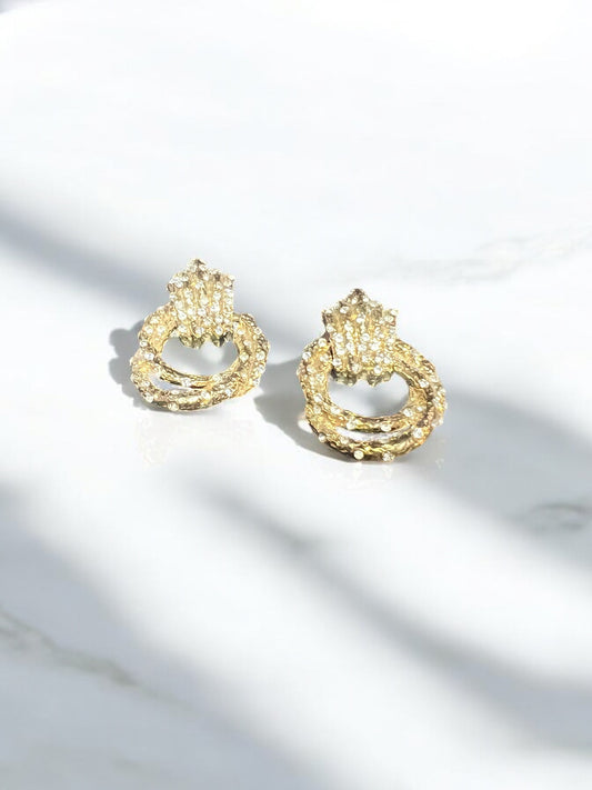 Aretes en forma de círculo, dorado con detalles de brillos