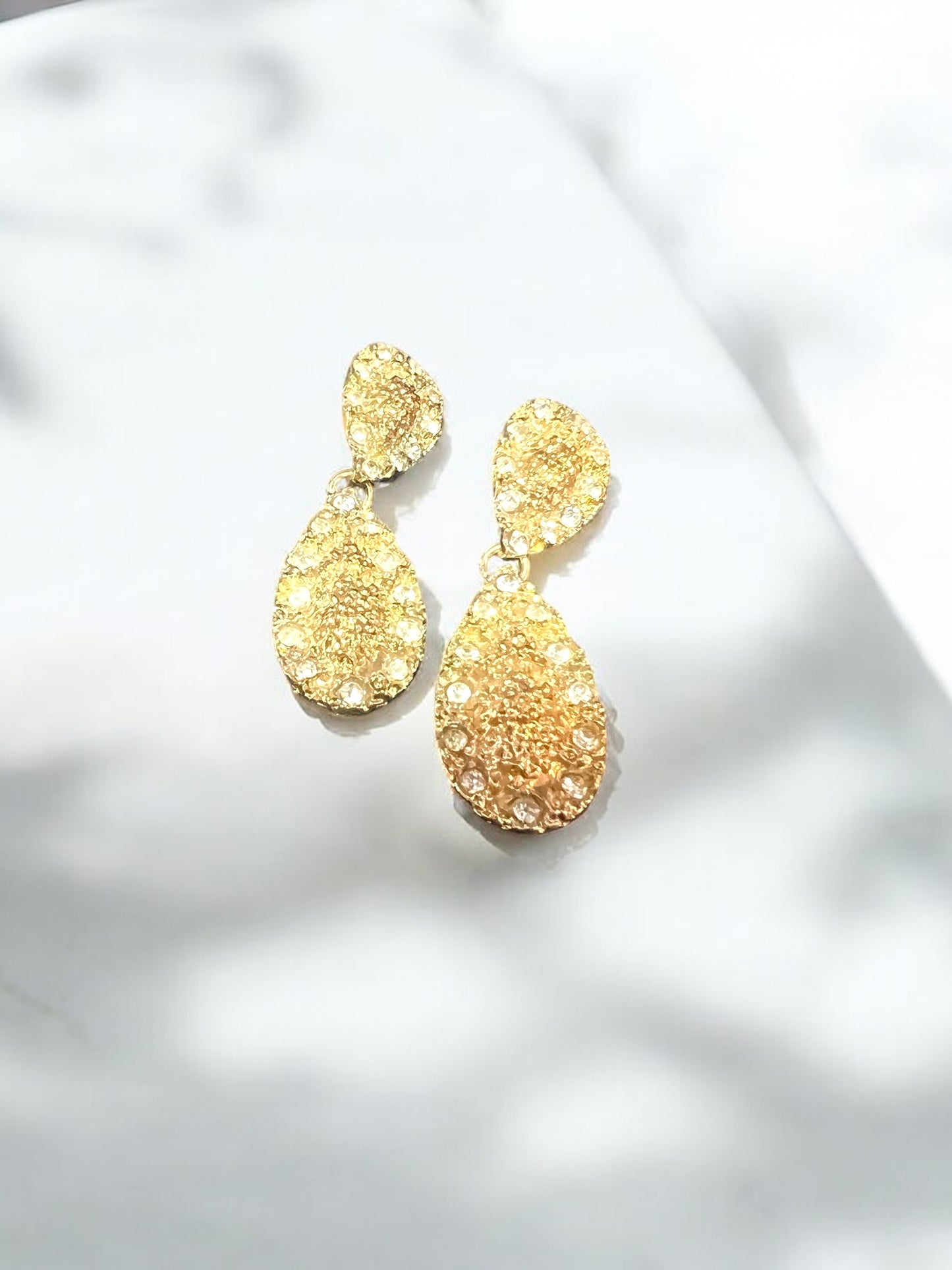 Aretes largos dorado con brillos