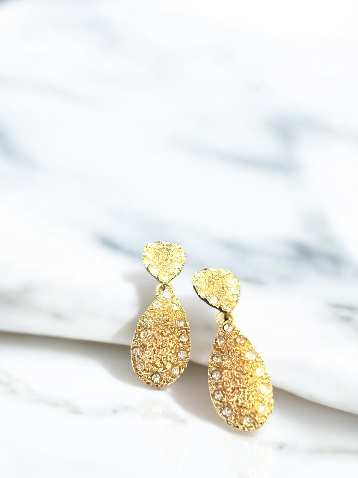 Aretes largos dorado con brillos
