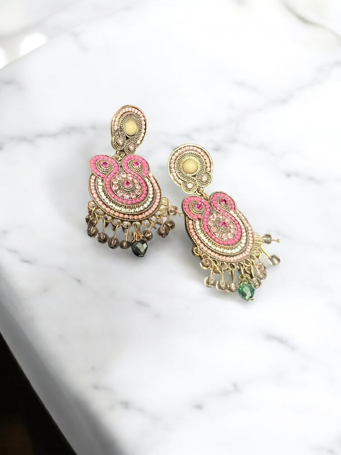 Aretes largos tonos rosas