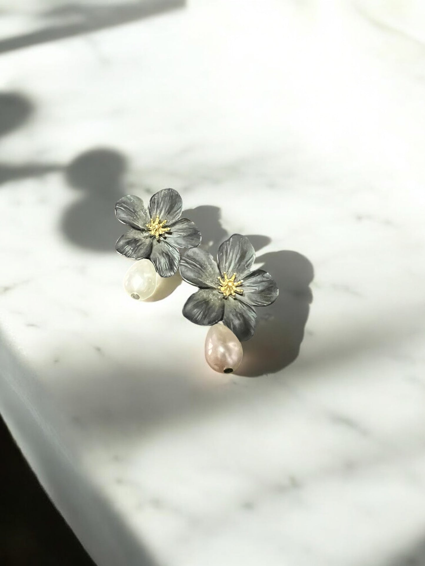 Aretes flor con detalle tipo perla