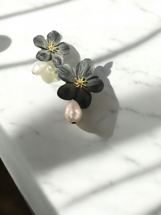 Aretes flor con detalle tipo perla