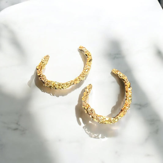 Aretes tipo arracadas dorado