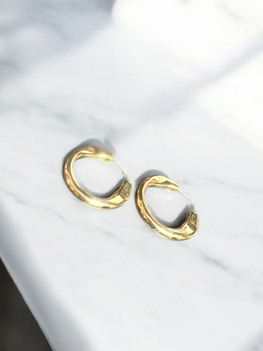 Aretes tipo arracadas en color dorado