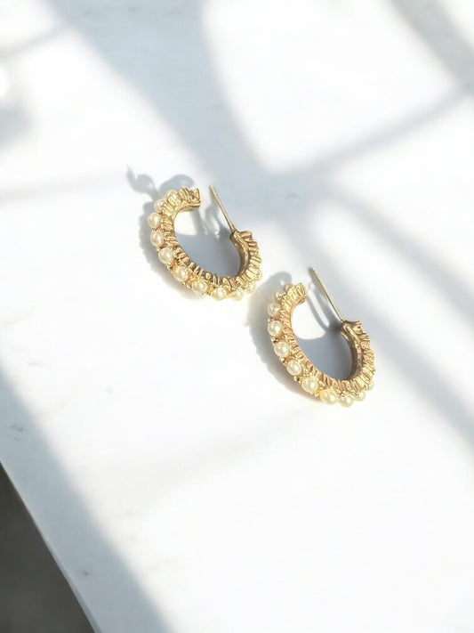 Aretes tipo arracadas coradas con perlas chicas blancas