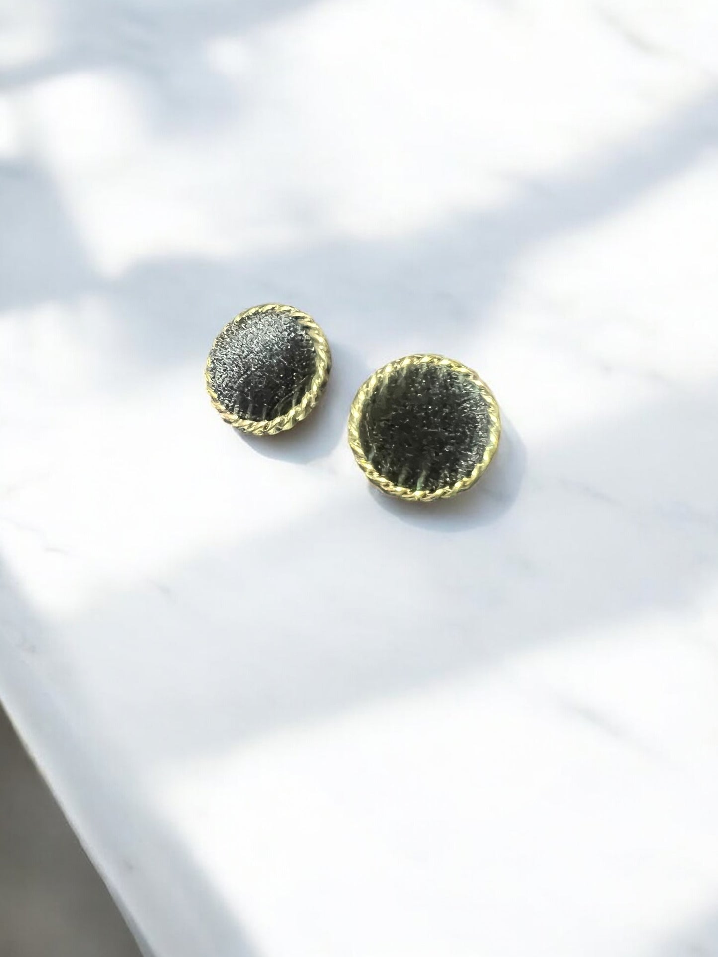 Aretes dorado con negro