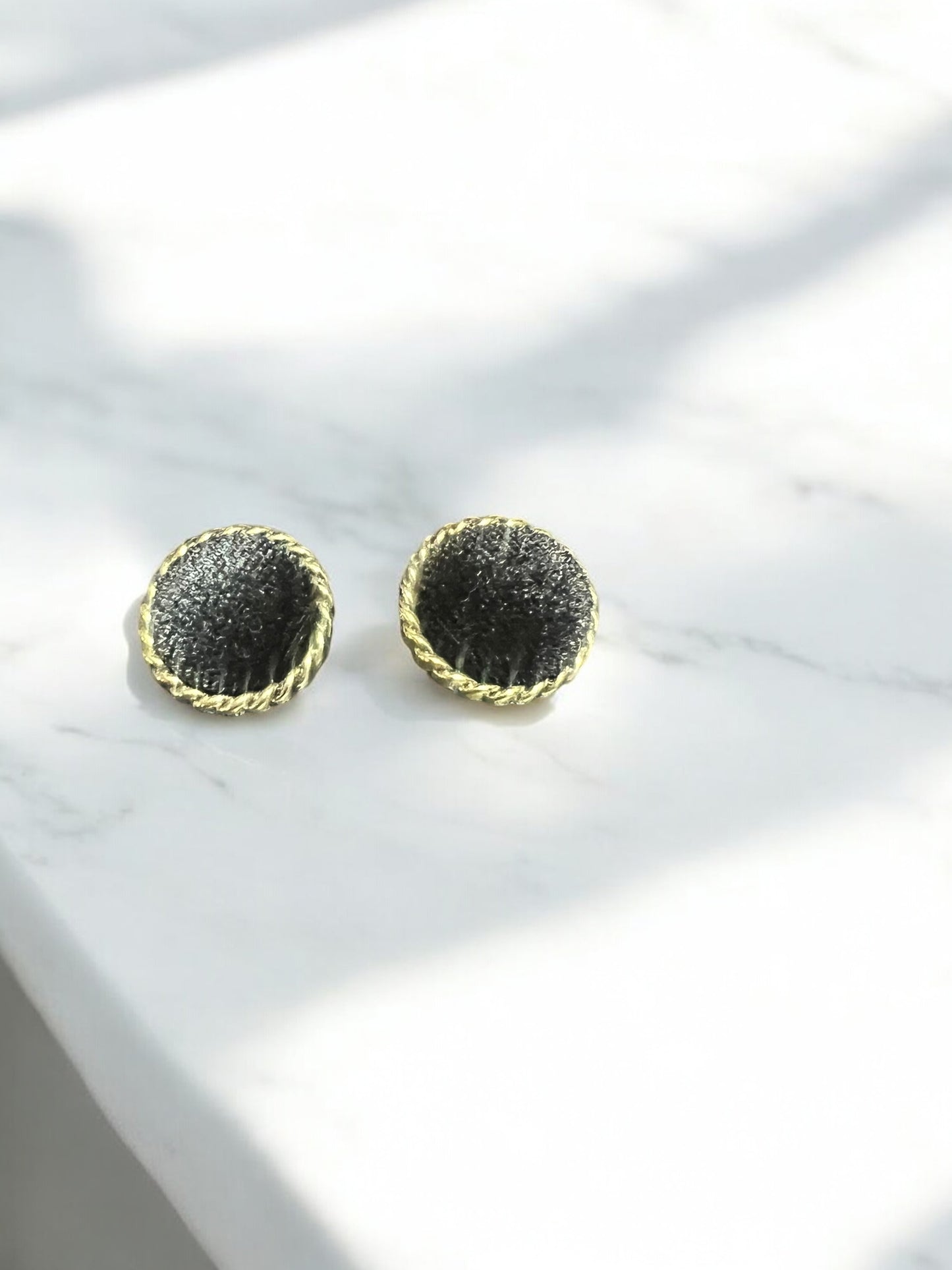 Aretes dorado con negro
