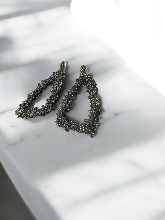 Aretes largos negros