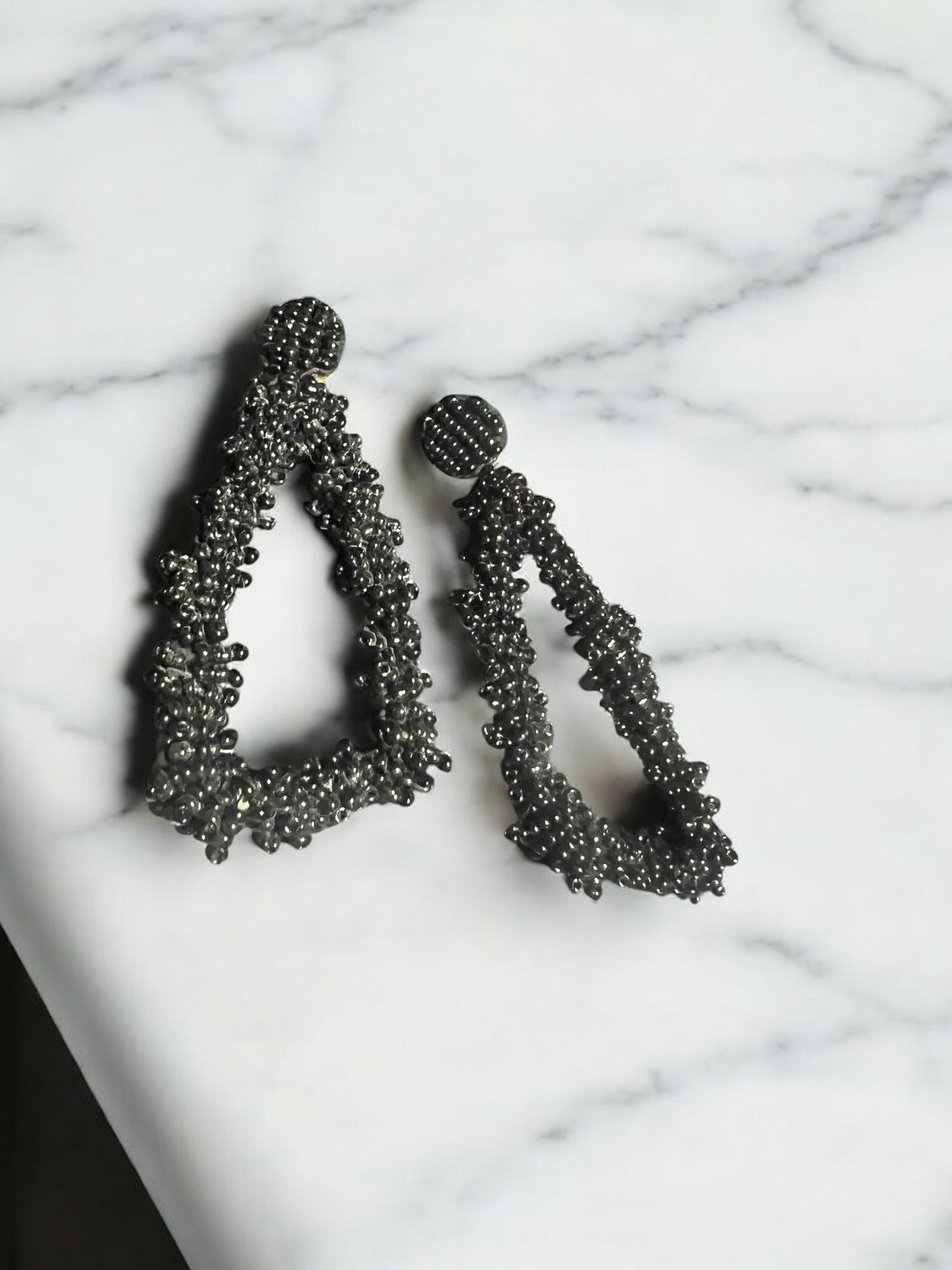 Aretes largos negros