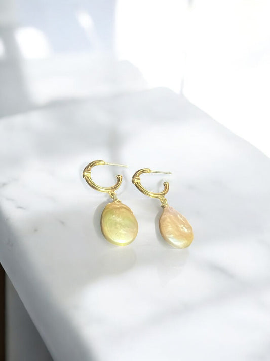 Aretes tipo arracadas con piedra blanca abajo