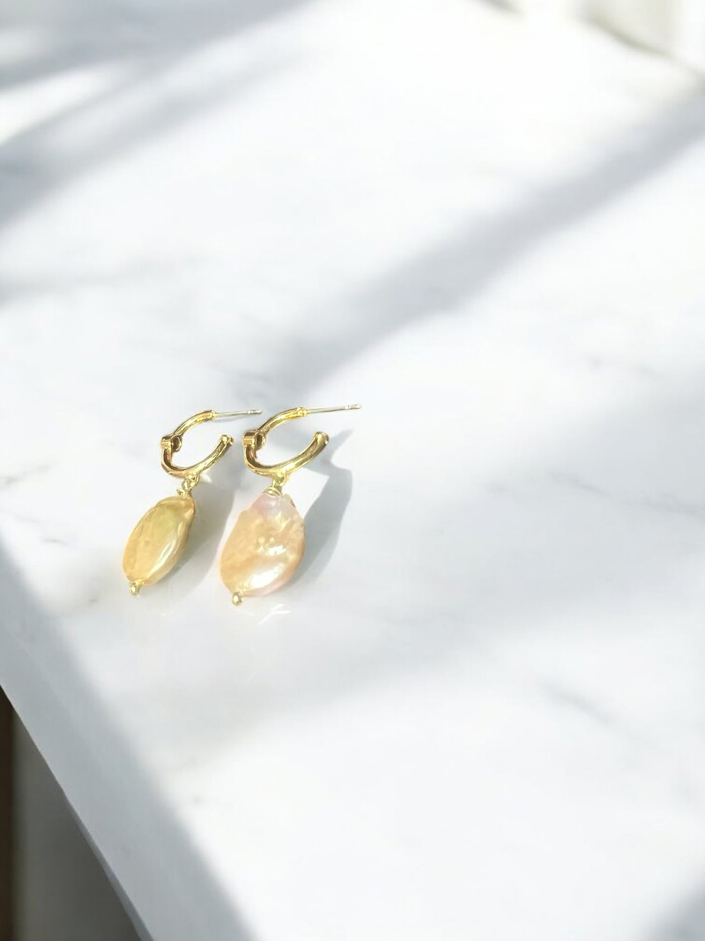 Aretes tipo arracadas con piedra blanca abajo