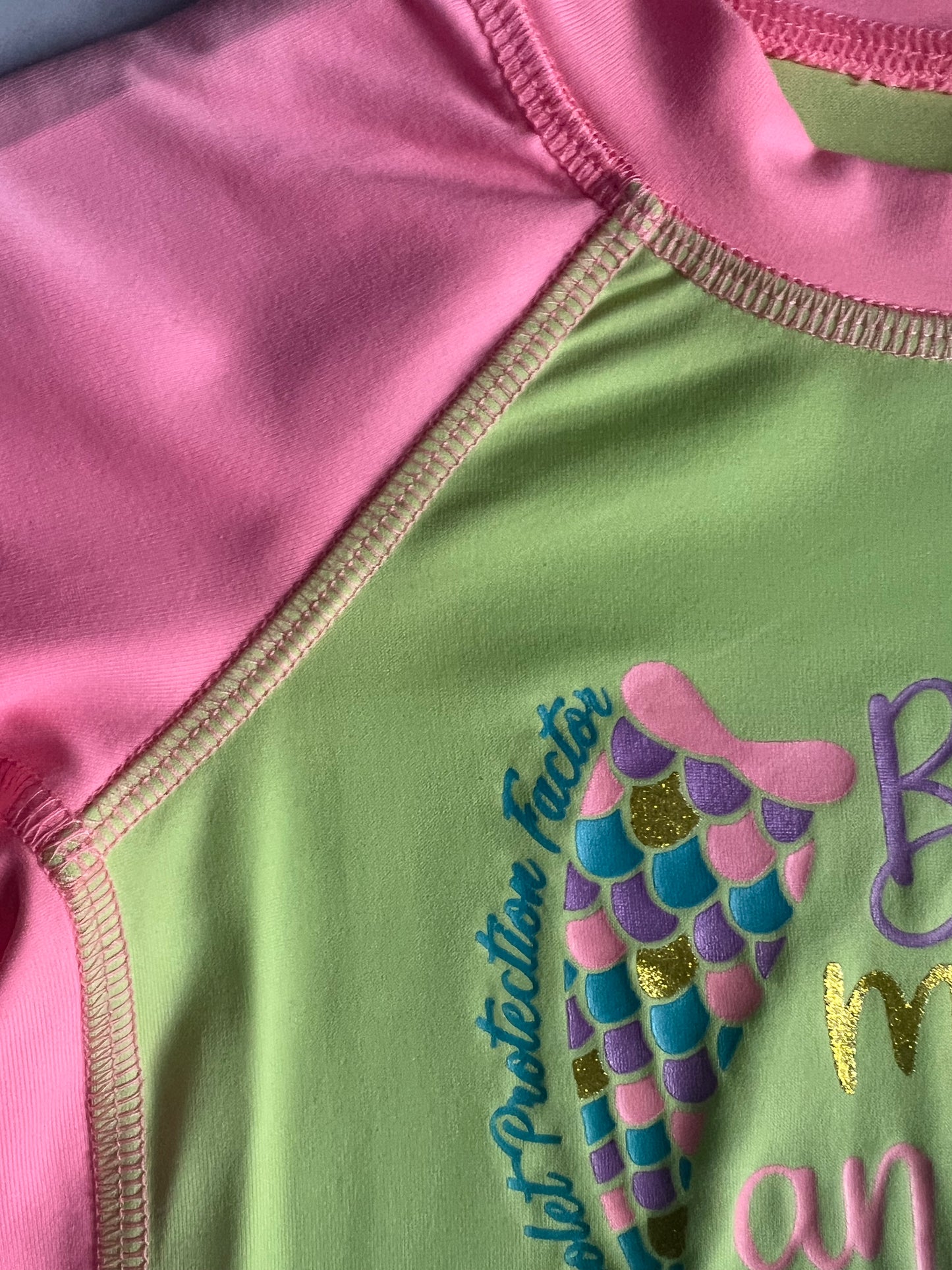 Playera con proteccion solar UPF 50+ para niña manga larga
