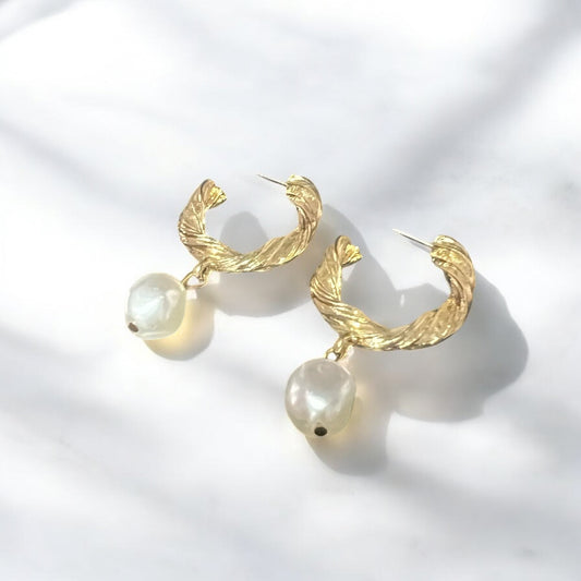 Aretes arracadas color dorado con detalle de  tipo perla